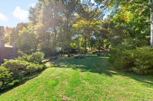 142 Stone Oaks Dr, Hartsdale NY  10530-1160 exterior