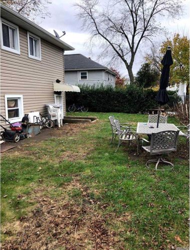 562 Cross St, Westbury, NY 11590-3346