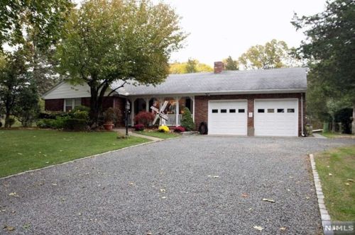 991 Colonial Rd, Franklin Lakes, NJ 07417-1125