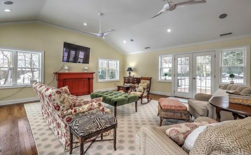 5 Weatherbell Dr, Norwalk CT 06851-1411 exterior