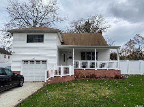 676 County Line Rd, Amityville, NY 11701-1723