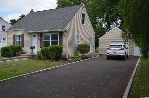 125 Heathcote Rd, North Lindenhurst, NY 11757-1620