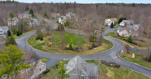 15 Drumlin Rd, Stratham NH  03885-6531 exterior