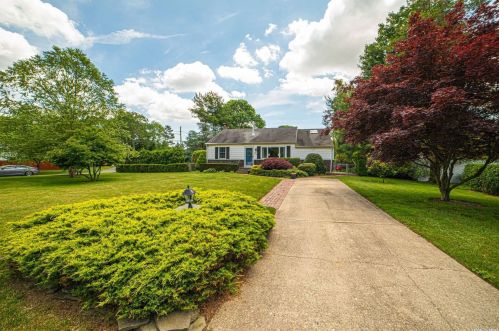 76 Juniper St, Islip Manor, NY 11751-1213