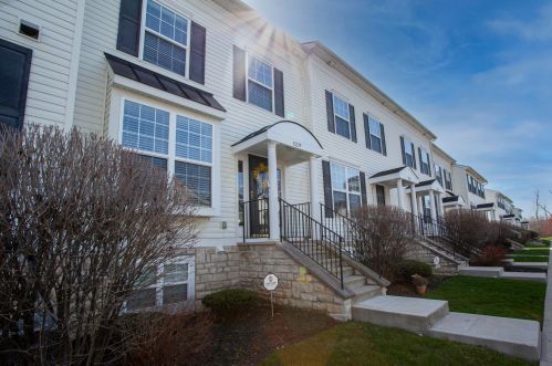 8239 Catalpa Ridge Dr, Blacklick, OH 43004-8279