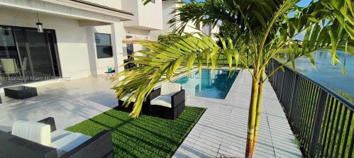 15800 88th Ave, Hialeah FL  33018-2019 exterior