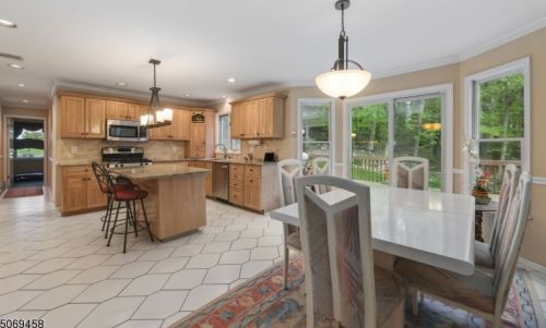 43 Mdw Blf Rd, Greystone Park NJ 07950-1951 exterior