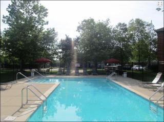 1422 Hunters Point Dr, Zionsville IN  46077-3831 exterior