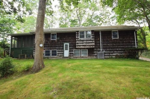 7 Beaver Ct, Brookhaven, NY 11719-9763