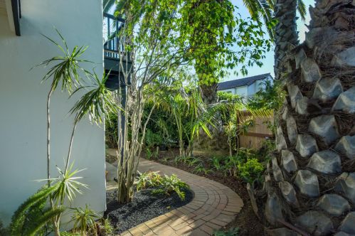 560 Apple Grove Cir, Santa Barbara CA  93105-4086 exterior