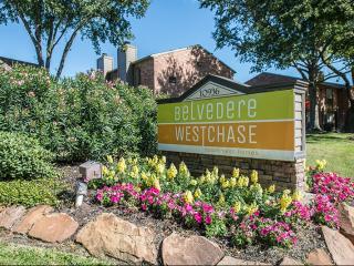 10936 Meadowglen Ln, Houston TX  77042-3306 exterior