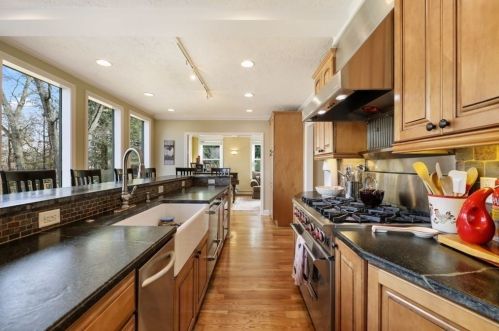 43 Overbrook Dr, Wellesley, MA 02482-2218