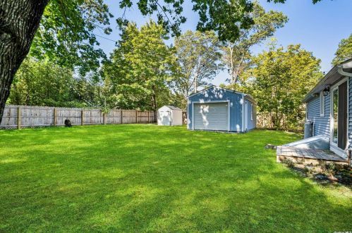 6 Longview Dr, East Quogue NY  11942-3622 exterior