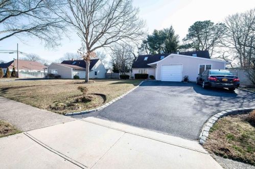 7 Sand Ln, Hauppauge, NY 11749-1730
