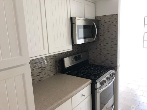 1 Powderhorn Ct, Woodbridge, NJ 07095-1410