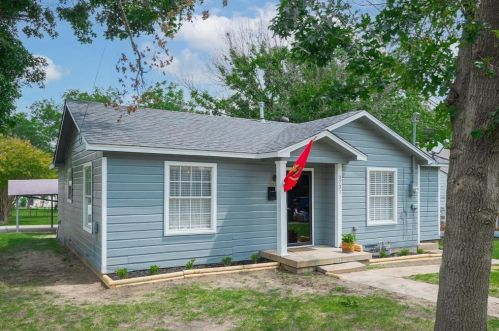 3731 Falls Dr, Dallas, TX 75211-6124