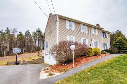 7 Ashley Dr, Newton, NH 03858-3225