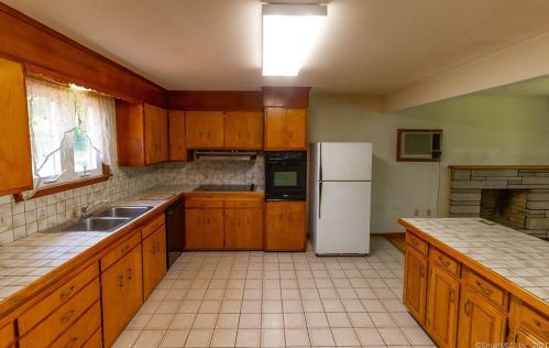 899 Old Rock Hill Rd, Wallingford CT  06492-3950 exterior