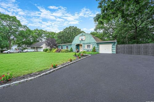18 Hackberry Ln, Holbrook, NY 11741-1309