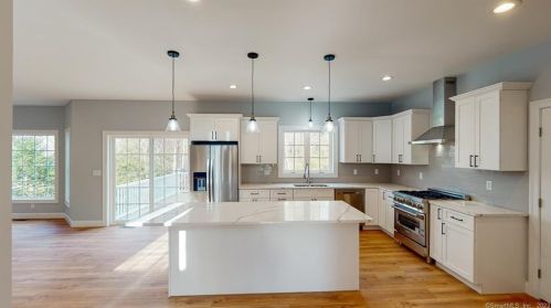 10 Daniel St, East Hampton, CT 06424-1805