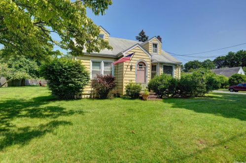 2 Noel Ave, Elwood, NY 11731-1929