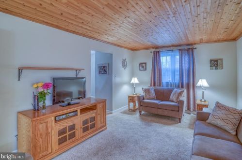 42 Saratoga Dr, New Castle DE  19720-4232 exterior