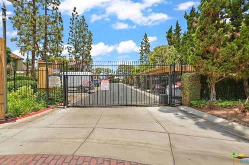 16211 Downey Ave, Paramount CA  90723-5593 exterior