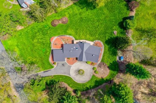 9 Stuart Dr, Bloomfield CT 06002-1524 exterior