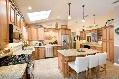 140 10th Ave, Holtsville NY  11742-2312 exterior