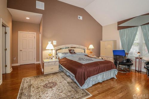13 Ayers Ct, Metuchen NJ  08840-1172 exterior