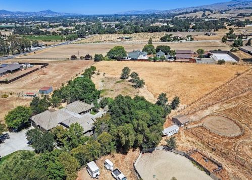 10000 Walter Welsher Ct, Gilroy CA  95020-9704 exterior