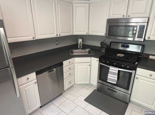 2086 Drake Ct, Mahwah NJ  07430-3803 exterior