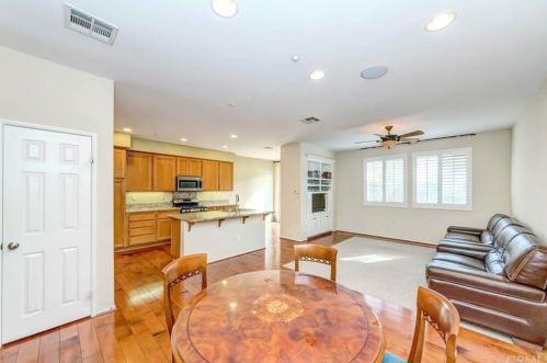 25210 Bishop Ct, Santa Clarita, CA 91381-1719