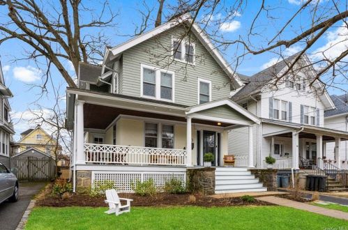 25 Howard Pkwy, New Rochelle, NY 10801-1808