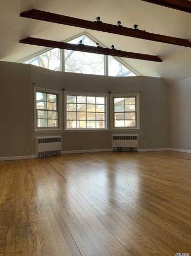 82-18 209th St, Jamaica, NY 11427-1009