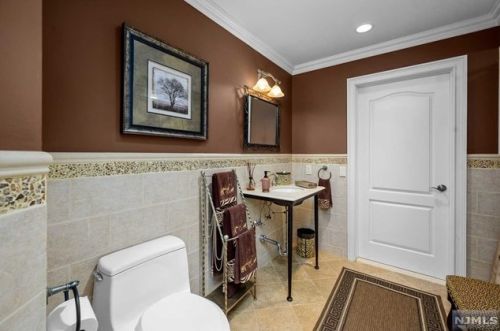 30 Oak Dr, Upper Saddle River NJ  07458-2132 exterior