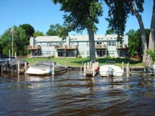 239 1st St, Winneconne, WI 54986-9642