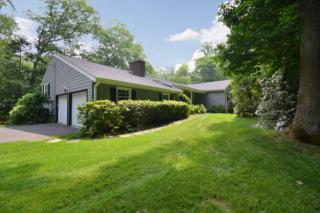 74 Dundee Rd, Stamford CT  06903-3622 exterior