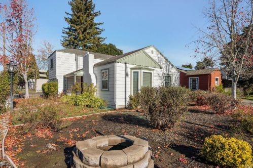 550 Doyle Park Dr, Santa Rosa, CA 95405-4516