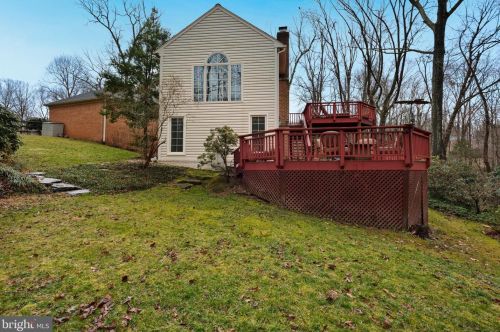 9293 Ivy Tree Ln, Great Falls, VA 22066-2206