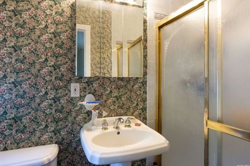 6 Stuart Ct, Huntington Station NY  11746-4237 exterior