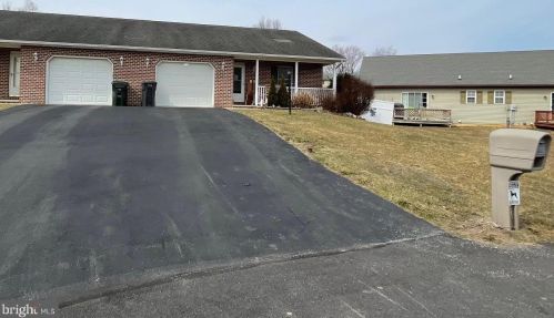 17 Holly Ct, Lees Cross Roads, PA 17257-8749
