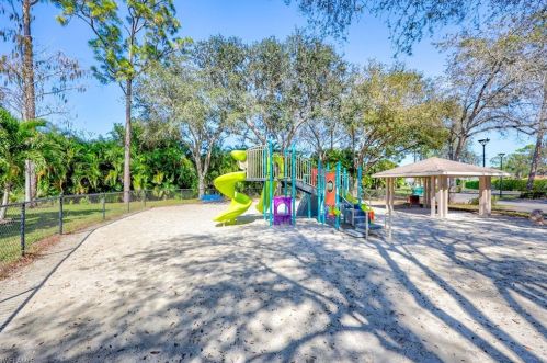360 Dover Pl, Naples FL  34104-4788 exterior