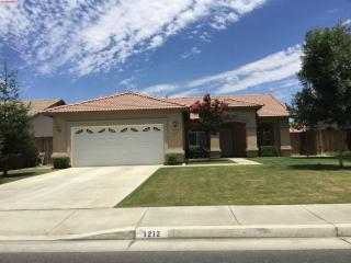 1212 Bachelor St, Bakersfield, CA 93307-7348