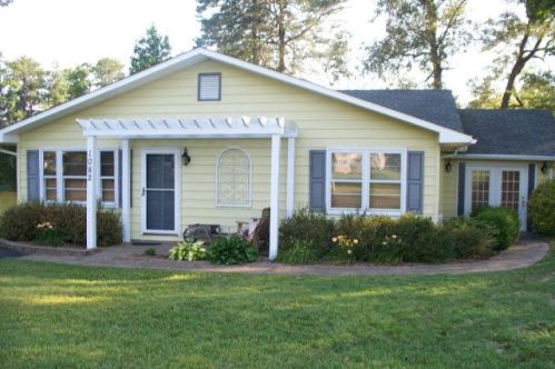 1082 Glebe Rd, Montross, VA 22520-4004