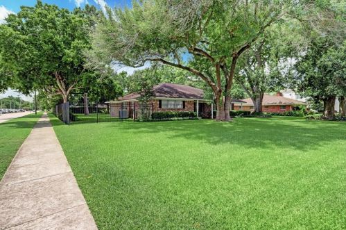 5201 Valerie St, Bellaire, TX 77401-4826
