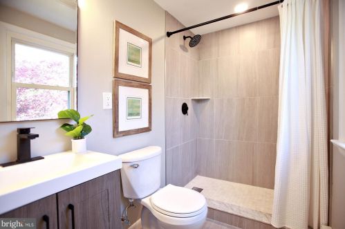 808 Sycamore Dr, Lansdale PA  19446-3128 exterior