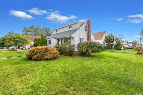 87 Crest Ave, Floral Park, NY 11003-1907