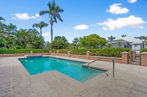 425 17th Ave, Naples, FL 34102-7404