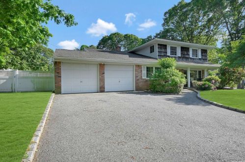 4 Sussex Ln, Lake Grove, NY 11755-2537